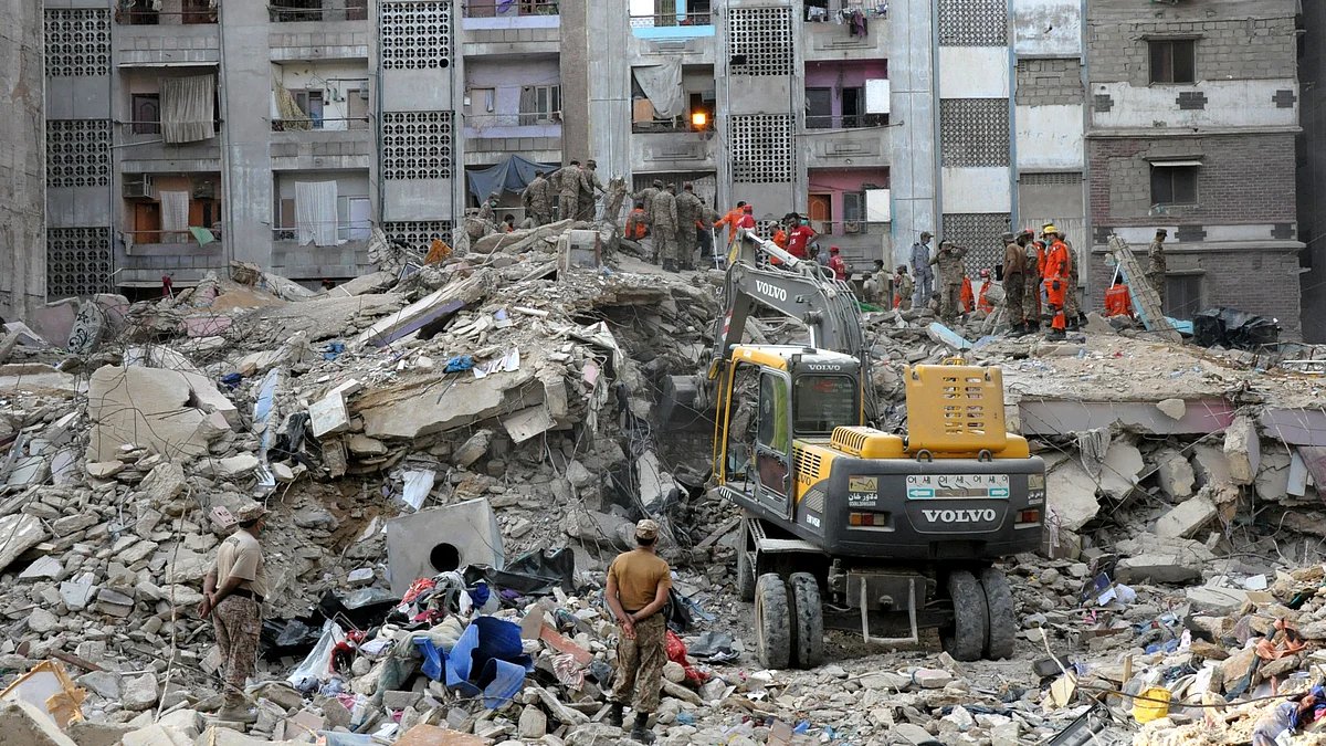 Karachi Administration Removes Encroachments at 26 Locations, Seals Six Commercial Properties