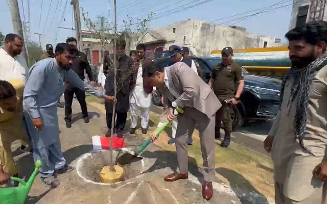 DC Lahore Visits Hadyara Drain, Orders Faster Cleanliness and Plantation Drive